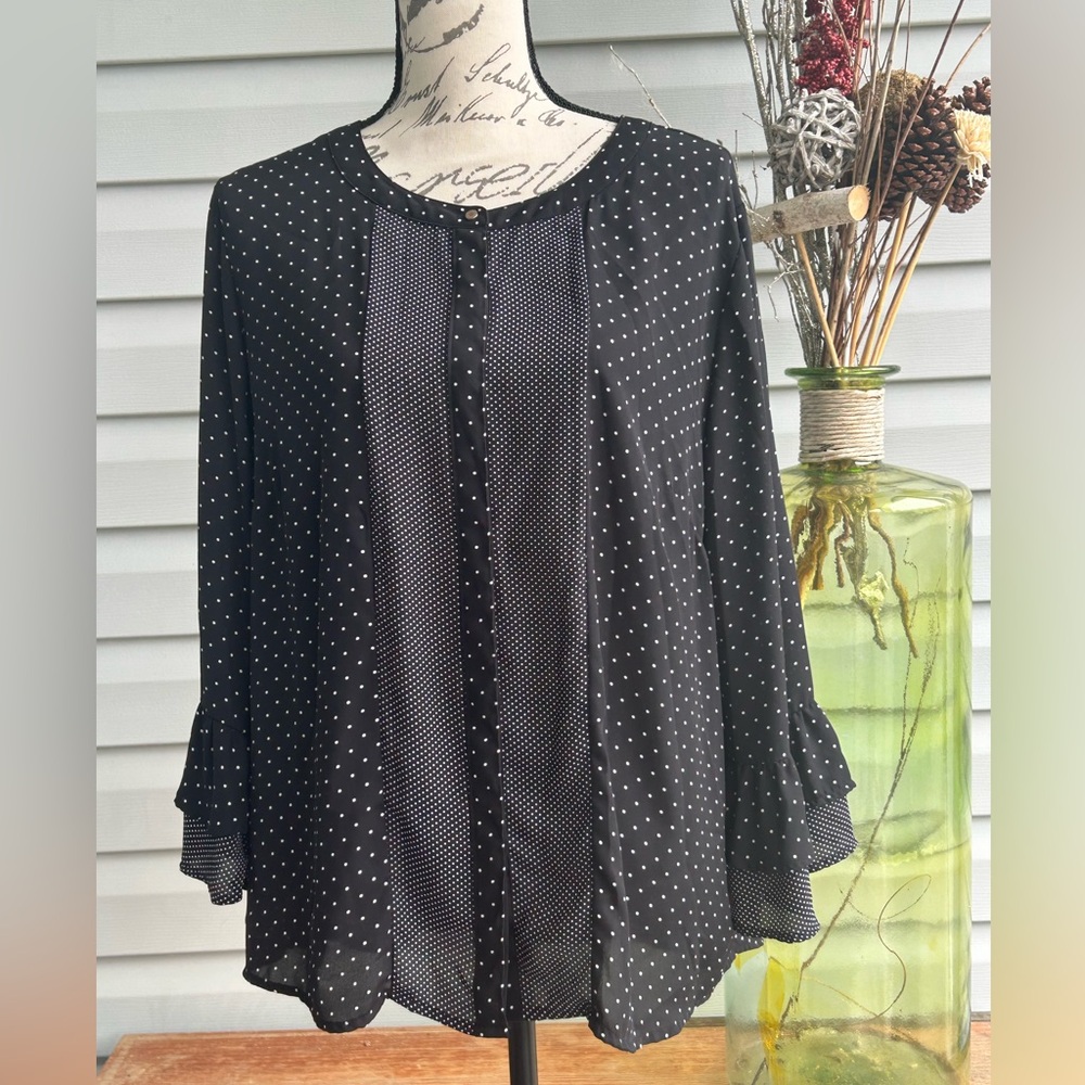 Liz Claiborne Black and White Flutter Sleeve Blouse. Size XL